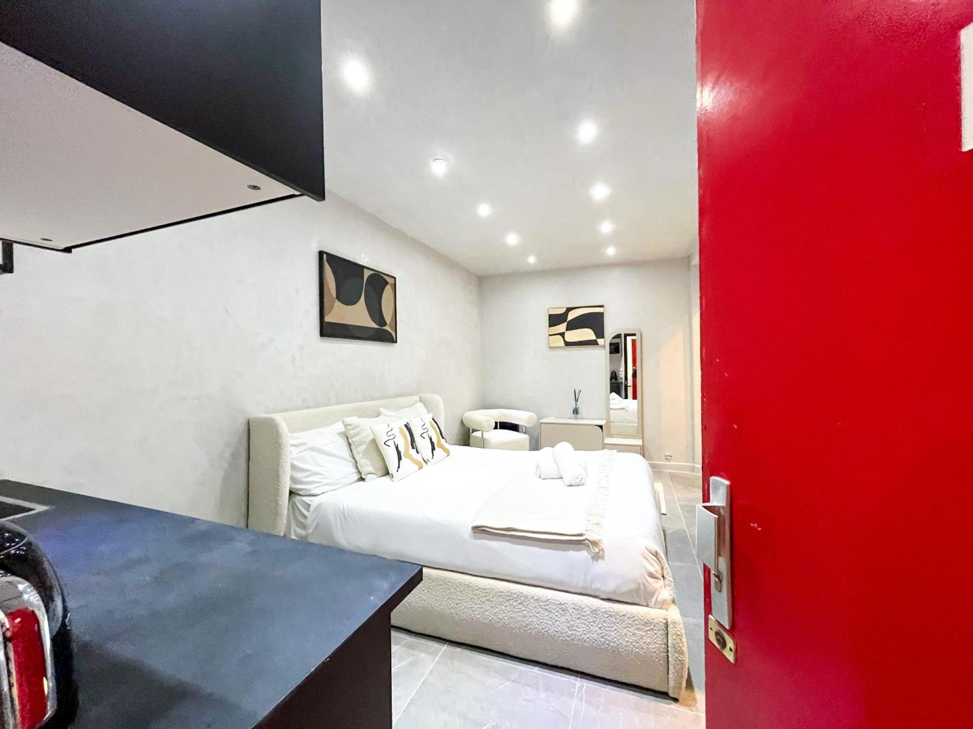 11 - Studio Champs-Elysees Paris Bagian luar foto