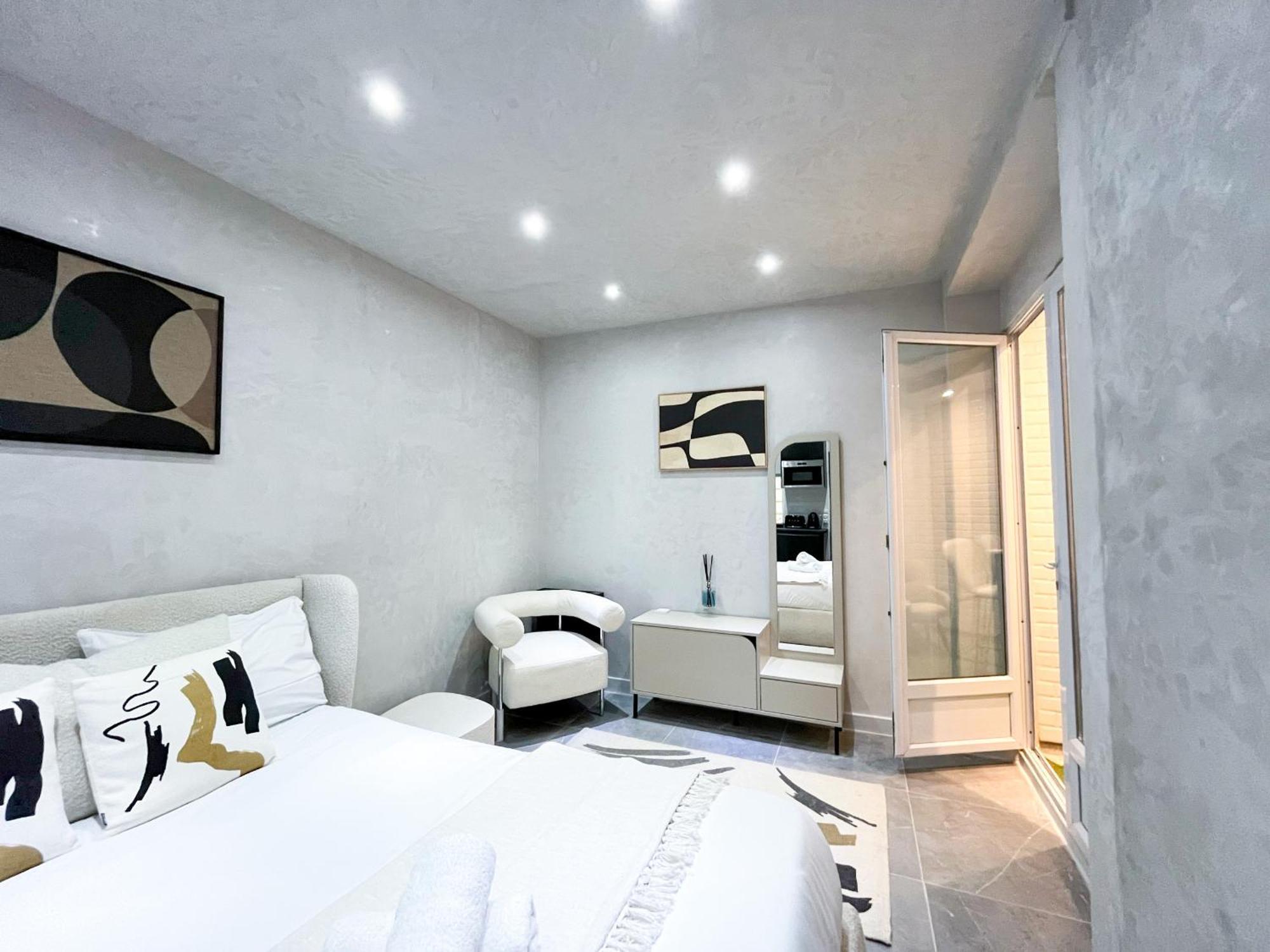 11 - Studio Champs-Elysees Paris Bagian luar foto
